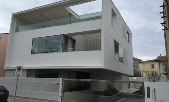 2013-2016  DEMOLIZIONE EDIFICIO ESISTENTE E RICOSTRUZIONE DI UNA VILLA CON STRUTTURA IN ACCIAIO E TAMPONATURA A SECCO – Civitanova Marche (MC)